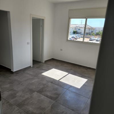 חדר ריק עם רצפה נקייה ואריחים מבריקים