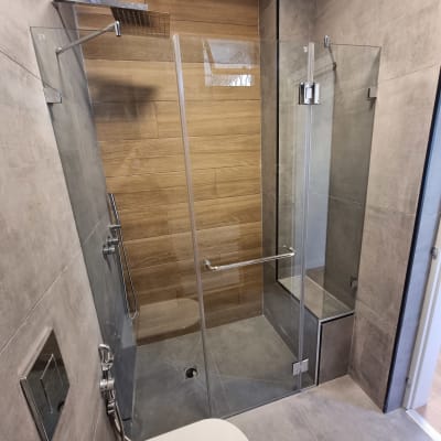 מקלחון זכוכית עם ראש מקלחת מרובע וקירות עץ