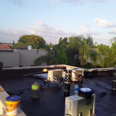 חומרי איטום על גג, כולל דליים ומבער