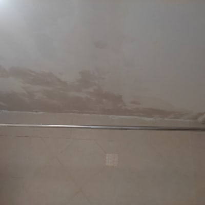 תקרה עם כתמי רטיבות וצבע מתקלף