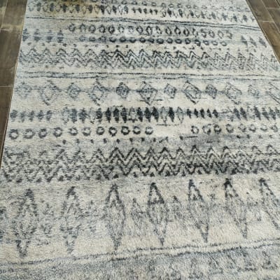 שטיח עם כתם כהה על רצפה חומה