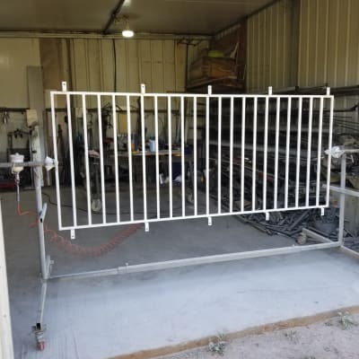 מסגרת מתכת לבנה על מתקן גלגלים בסדנה