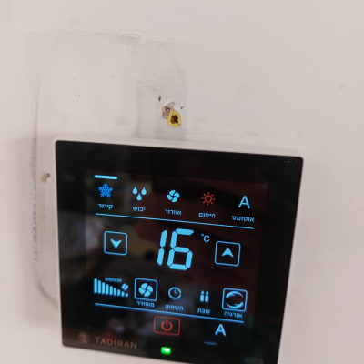 תרמוסטט דיגיטלי מותקן על קיר גבס