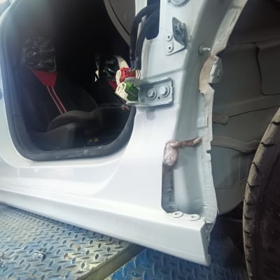 רכב על רמפה עם דלת פתוחה, חשיפת חלקי גוף פנימיים