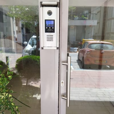 אינטרקום עם מסך ומצלמה על דלת זכוכית