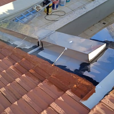 גג רעפים עם יריעות מתכת ואיטום