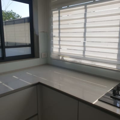 חלון זכוכית גדול עם תריסים לבנים במטבח