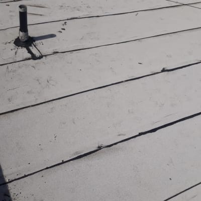 גג אטום עם יריעות ביטומניות וצינור איוורור