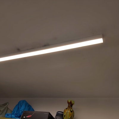 תאורת לד מותקנת על תקרה בחדר פנימי