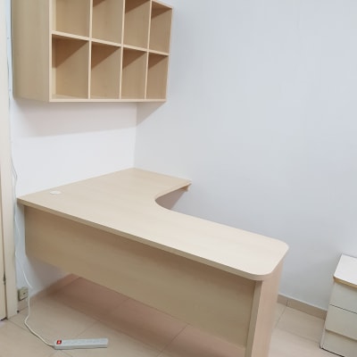 שולחן עץ עם מדף קוביות על הקיר