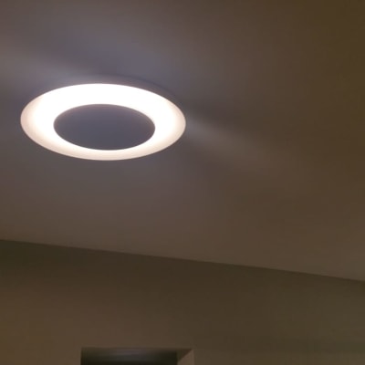 מנורת תקרה עגולה עם תאורה לבנה