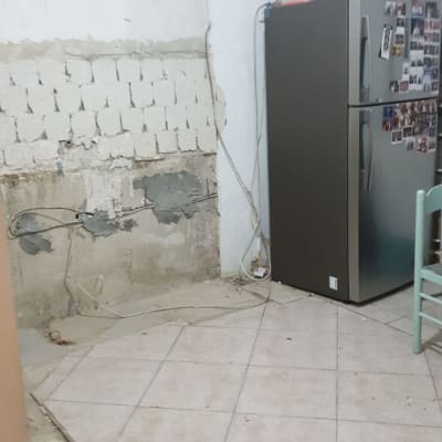 קיר מתקלף עם חוטי חשמל, רצפה שבורה