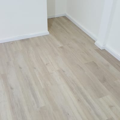 רצפת פרקט עץ בהירה בחדר ריק