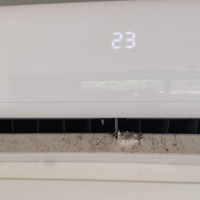 מזגן עם תצוגת טמפרטורה 23 ומסנן מלוכלך