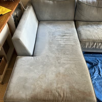 ספה עם כתמים כהים על הריפוד