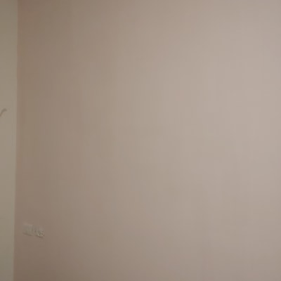 קיר צבוע בצבע בהיר עם שקע חשמל