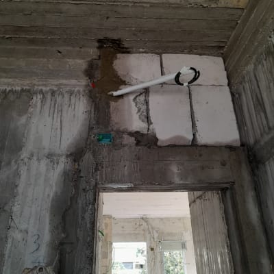 צינור מיזוג אוויר מותקן בקיר בטון חשוף