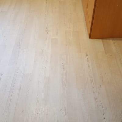 רצפת פרקט עץ בהירה ליד ארון עץ