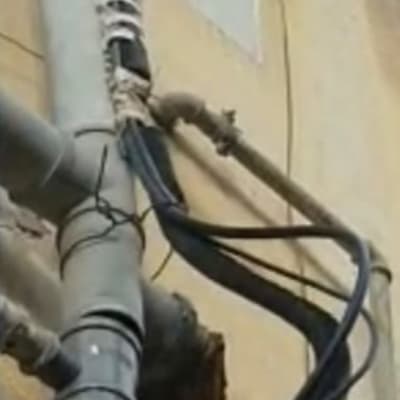 צינורות חיצוניים מחוברים לקיר עם חיבורים שונים