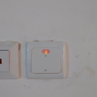 מתג חשמלי עם נורית חיווי דולקת