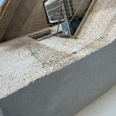 רשת מתוחה על קיר למניעת כניסת יונים