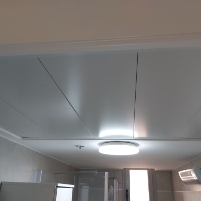 תקרת גבס עם תאורה עגולה ומזגן קיר