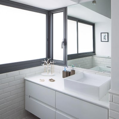 חלון אלומיניום עם מסגרת כהה בחדר אמבטיה מודרני