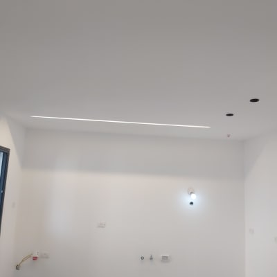 תקרה עם גופי תאורה שקועים וגבס חלק