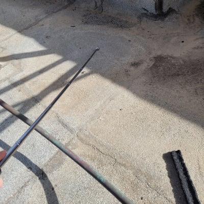 שני מוטות מתכת על רצפה עם כתמי רטיבות