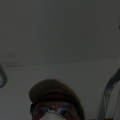 אדם עם מסכת מגן ומשקפי מגן