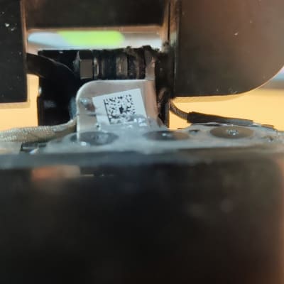 חיבור מתכת עם ברגים וקוד QR במחשב נייד