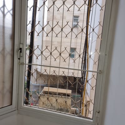 חלון זכוכית עם סורגי מתכת חיצוניים