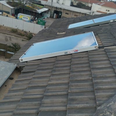 דוד שמש מותקן על גג רעפים