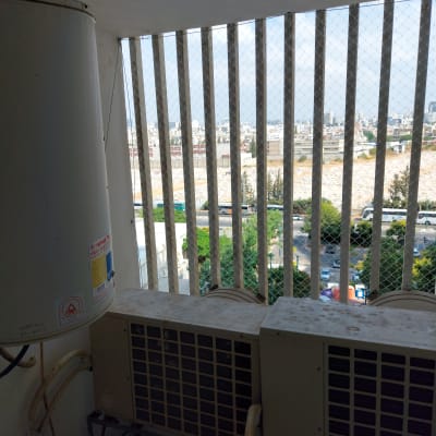 רשת הגנה על חלון למניעת כניסת יונים