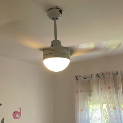 מאוורר תקרה עם תאורה דולקת בחדר ילדים