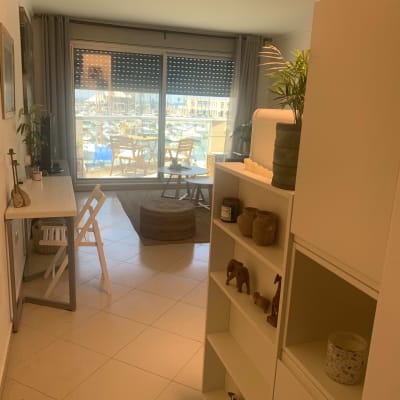 חדר מגורים עם שולחן וכיסאות ליד חלון גדול