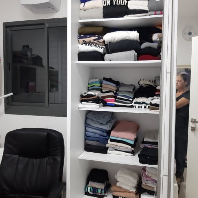 ארון בגדים מסודר עם בגדים מקופלים על מדפים