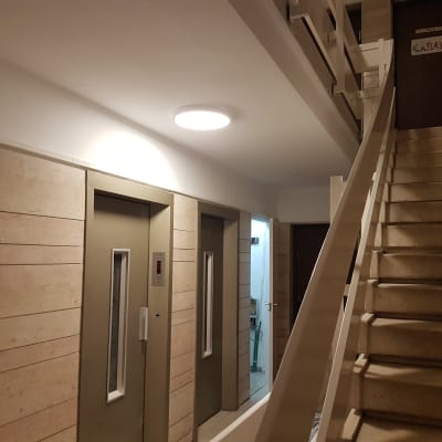 מסדרון עם מעליות ודלתות, תאורה עליונה