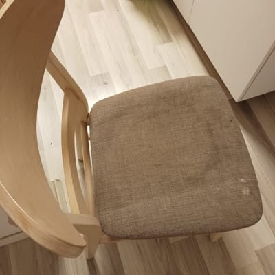 כיסא עץ עם מושב בד מלוכלך