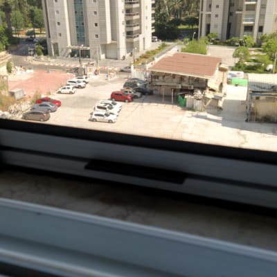 מסגרת חלון אלומיניום עם נוף חיצוני