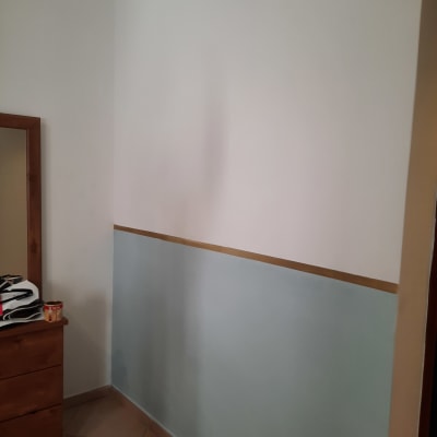 קיר צבוע בשני צבעים עם פס הפרדה