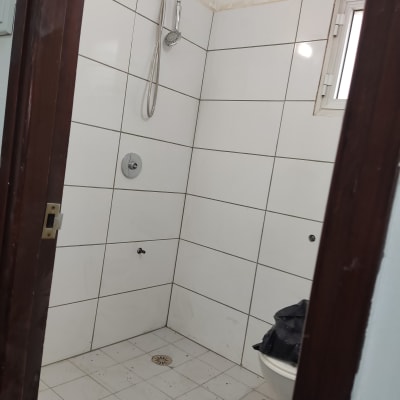 חדר אמבטיה עם אריחים חדשים ומקלחת מותקנת