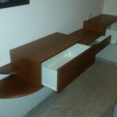 ארון עץ תלוי עם מגירות פתוחות