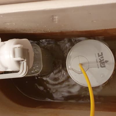 מיכל הדחה עם מנגנון פלסטיק וצינור צהוב