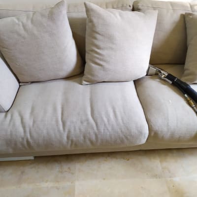 ניקוי ספה עם מכשיר שאיבה מקצועי