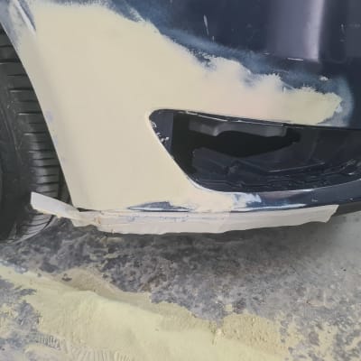 תיקון פגוש רכב עם חומר מילוי ושיוף