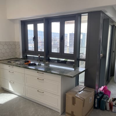 חלונות אלומיניום אפורים במטבח מודרני