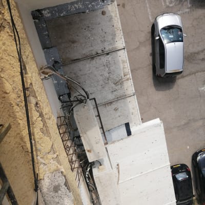 גג עם חומרי איטום שחורים ואפורים