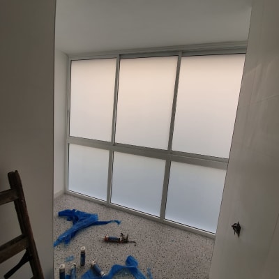 חלון אלומיניום גדול עם מסגרת כסופה