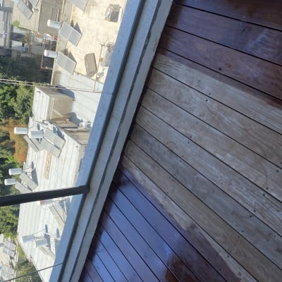 רצפת עץ מלוטשת עם גימור מבריק